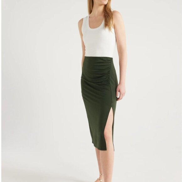 *3/$25* Women's Dark Green Pull On Elastic Waist Skirt - Size Large - Picture 2 of 7